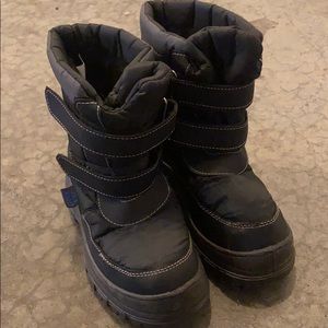 Boys size 3 snow boots